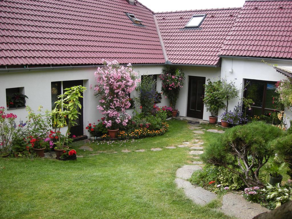 Penzion Nevcehle Urbanov Экстерьер фото